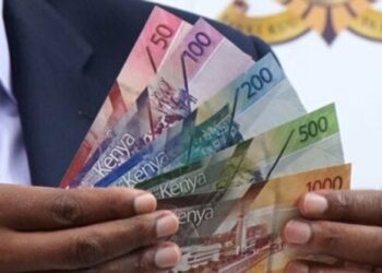 Former Cbk Governor Patrick Njoroge Holding The New Kenyan Notes