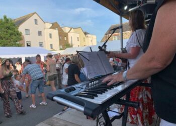 Hear folk music in cornwall