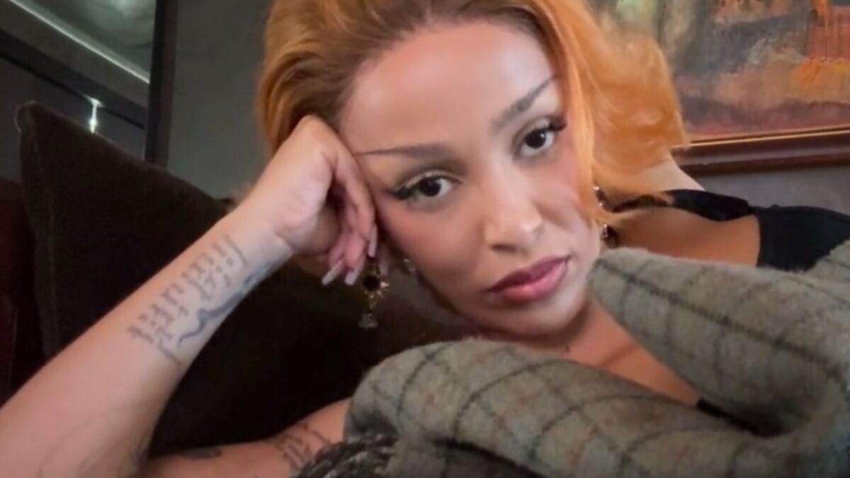 Doja cat stuns on instagram live.