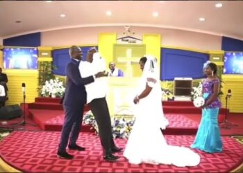 Man faints during wedding ceremony photo