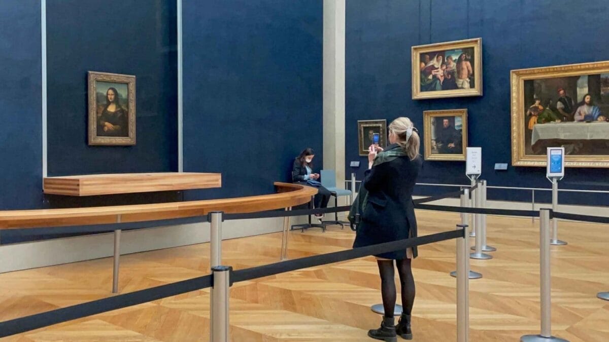 Paris louvre museum mona lisa first