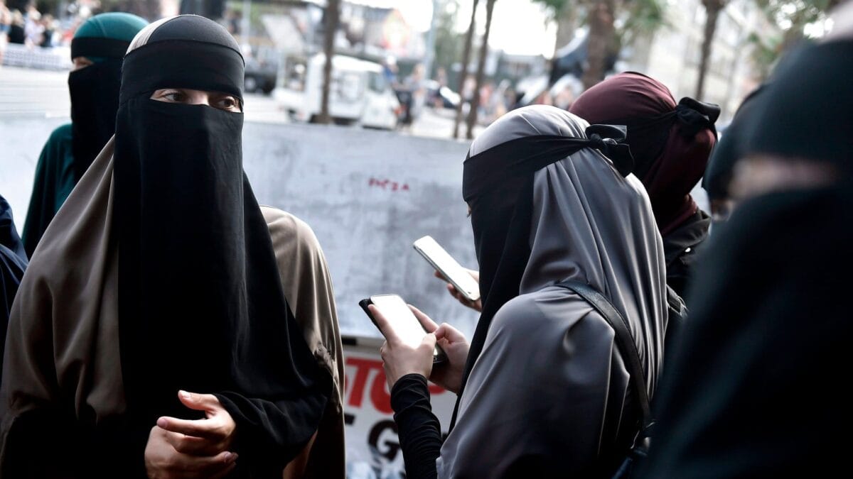 Australia bans niqab, burqa