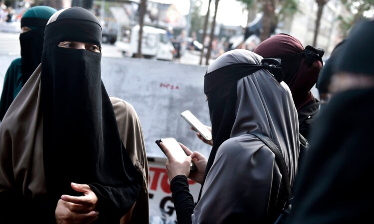 Australia bans niqab, burqa