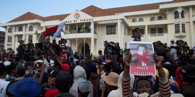 Madagascar crisis deepens as mutinous officers sei (1)