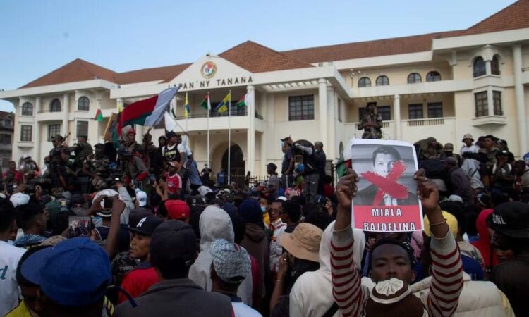 Madagascar crisis deepens as mutinous officers sei (1)