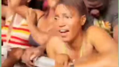 Lady in yellow at wendy shay concert