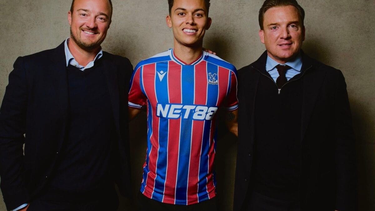 Brennan Johnson takes his first photo as Crystal palace player