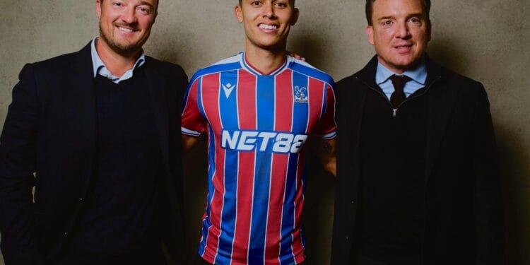 Brennan Johnson takes his first photo as Crystal palace player