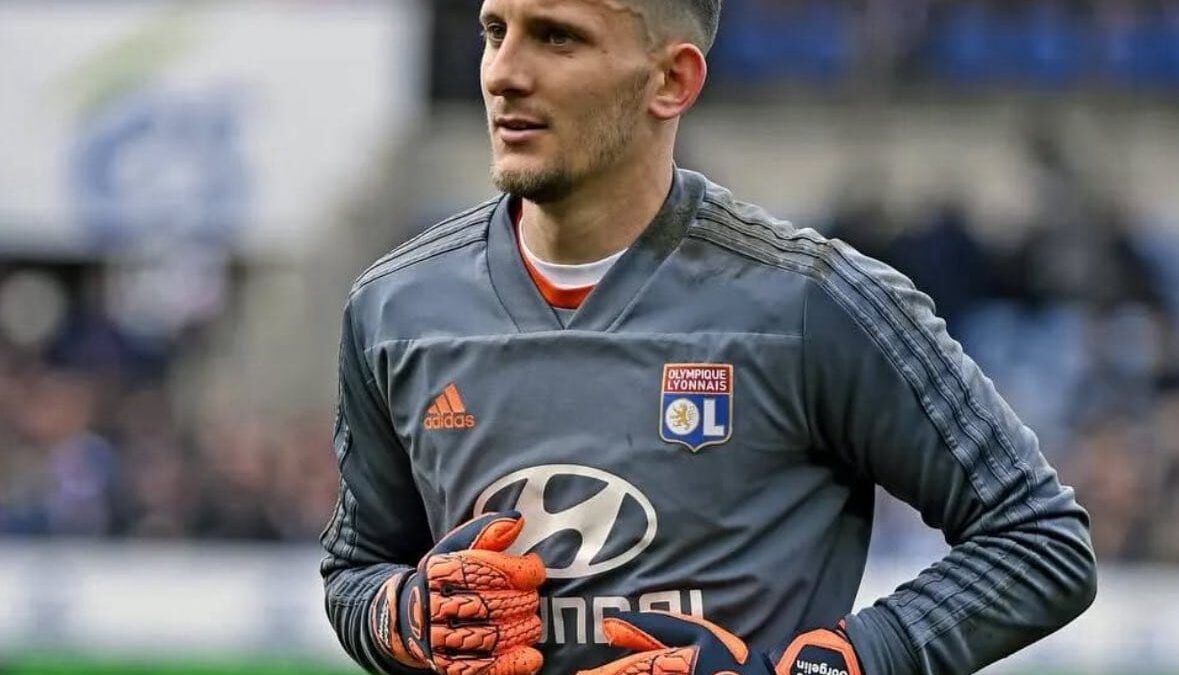 Lens keeper