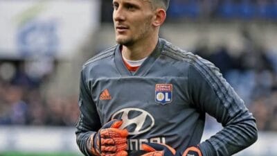 Lens keeper