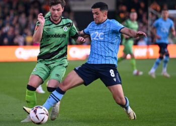 Who updates football live score websites in real time