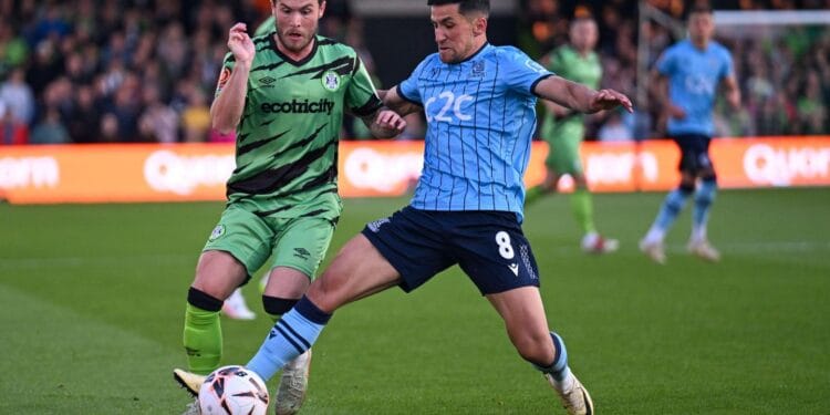 Who updates football live score websites in real time