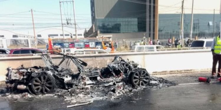 Rangerover burnt along mombasa expressway