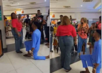 Man decided to propose to his girlfriend in a mall, but she said NO and walked out of the scene.