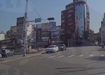 Nanatty kneeling apology to a Peruvian street vendor