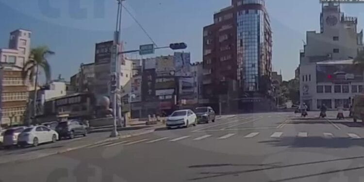 Nanatty kneeling apology to a Peruvian street vendor