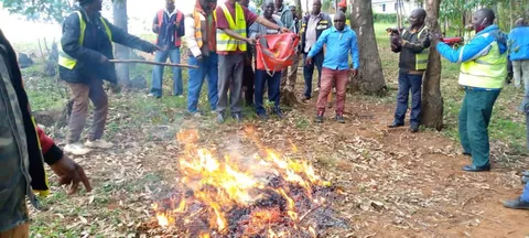 Kisii bodaboda riders burning Rutos campaign materials. Kisii bodaboda riders burning Rutos campaign materials.