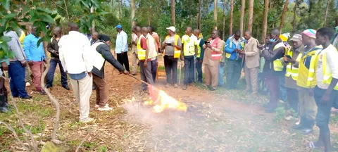 Kisii Bodaboda riders burning shirts and reflectors Kisii Bodaboda riders burning DP Ruto's campaign materials.