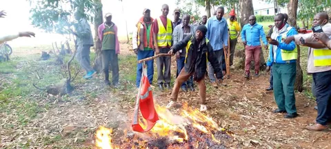 Kisii bodaboda riders burning Rutos campaign materials. Kisii bodaboda riders burning Rutos campaign materials.