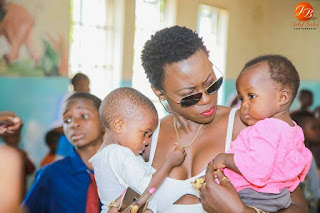 Akothee assisted the poor on the childrens homes. (PHOTO: GEORGE CHARO) Smart akothee on the big booty city of Kisumu.