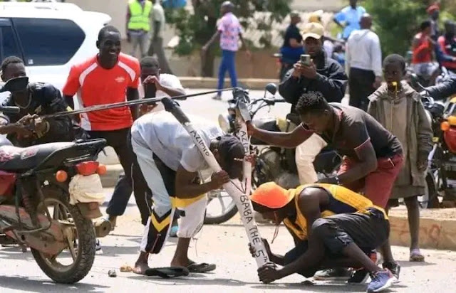 Giant Catapult to hit Police officers with stones Giant Catapult to hit Police officers with stones
