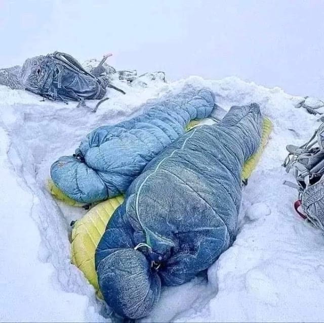 Mt Everest hikers photo Mt Everest hikers photo
