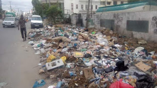 The Mombasa county government on the spot over the town cleanness. PHOTO | Bana Kenya CBD residents complain about the garbage thrown in the CBD.