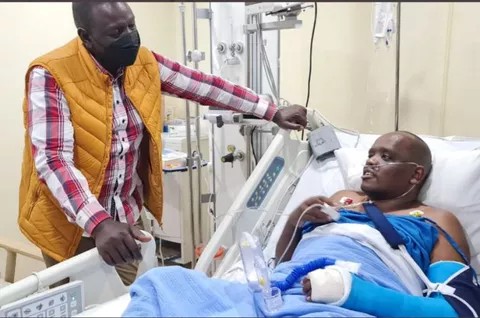 DP William Ruto attending to Dennis Itumbi at Nairobi west hospital.