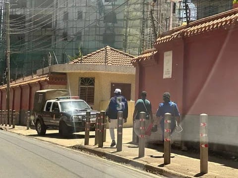 Police in statehouse block access