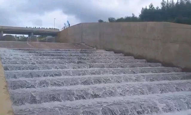Karimenu II Dam begins to spill. Karimenu II Dam begins to spill.