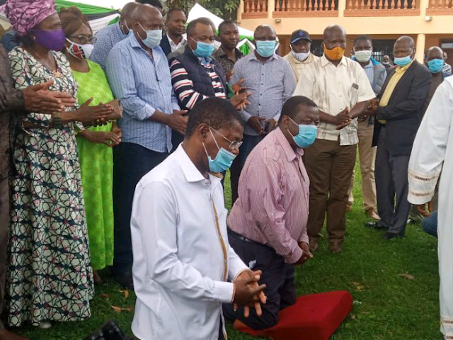 Musalia Mudavadi and Moses Wetangula in a photo session threatening to ditch Kenya Kwanza to Azimio Musalia Mudavadi and Moses Wetangula in a photo session threatening to ditch Kenya Kwanza to Azimio
