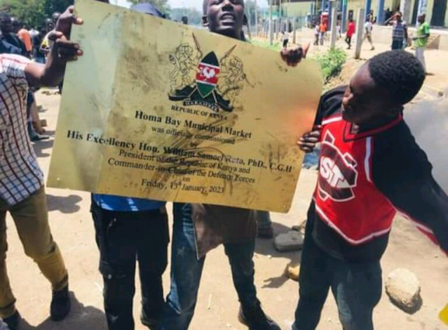 Unga hapo ni Sh 250 Homa Bay protesters vandalise market opened recently by President Ruto