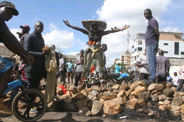 Unga hapo ni Sh 250 Homa Bay protesters vandalise market opened recently by President Ruto