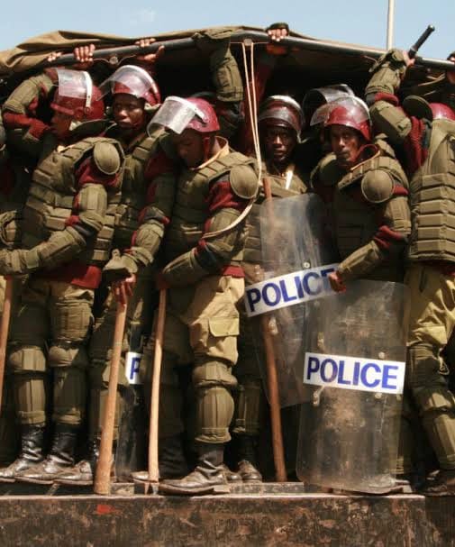 Police officers flood Jacaranda grounds blocking DP William Ruto rally Police officers flood Jacaranda grounds blocking DP William Ruto rally