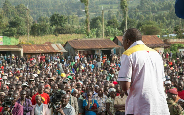 #Jubilee in Kisii : President Kenyatta promises goodies to Gusii land IDPs as he heckled in Ikonge.