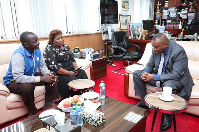 DCI boss George Kinoti with John Muthoni photo DCI boss George Kinoti with John Muthoni photo