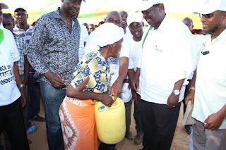 Kilifi residents with Musalia Mudavadi talking about land problems. PHOTO courtesy Kilifi residents with Musalia Mudavadi talking about land problems. PHOTO courtesy