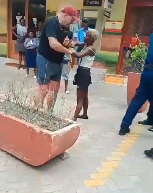 Mzungu man confronted by a lady for not paying services Mzungu man confronted by a lady for not paying services