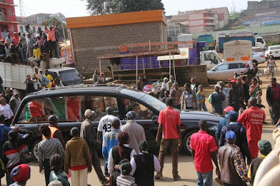 #RIPWahomeGakuru  : Youths in Nyeri searched all vehicles attending late Wahome Gakuru burial looking for Raila Odinga.