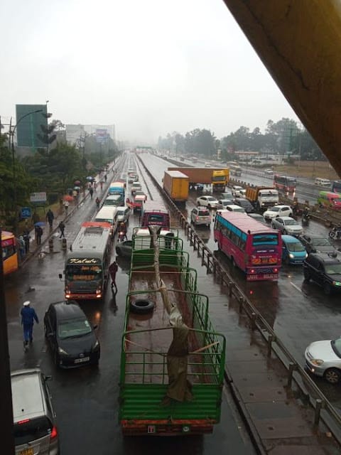 Maandamano along Thika Road Mambo Imechemka! Protestros throw stones along Thika Road, Maandamano heads to Kamukunji grounds