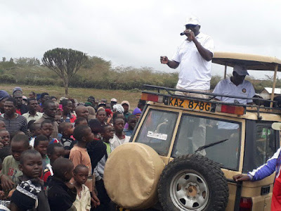 PHOTOS- “Ekuru Aukot audience needs sweets and biscuits” Says Nairobi businessman Donald Kipkorir who referred aukot as President of the Children. #ThirdWayAlliance