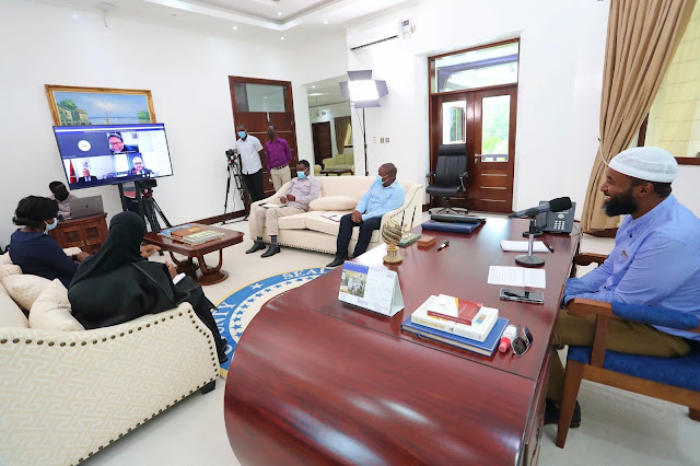 Governor Hassan Ali Joho in a meeting late for safarilink flight Governor Hassan Ali Joho in a meeting late for safarilink flight