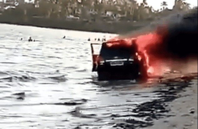 [VIDEO] Driving Beach Techniques: Toyota Landcruiser V8, SUV burnt to ashes at Shelly beach in Likoni
