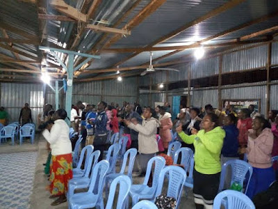 Walinyanduana huku wanaomba kanisani, Pastors’ wife cause drama in Church  -Nairobi
