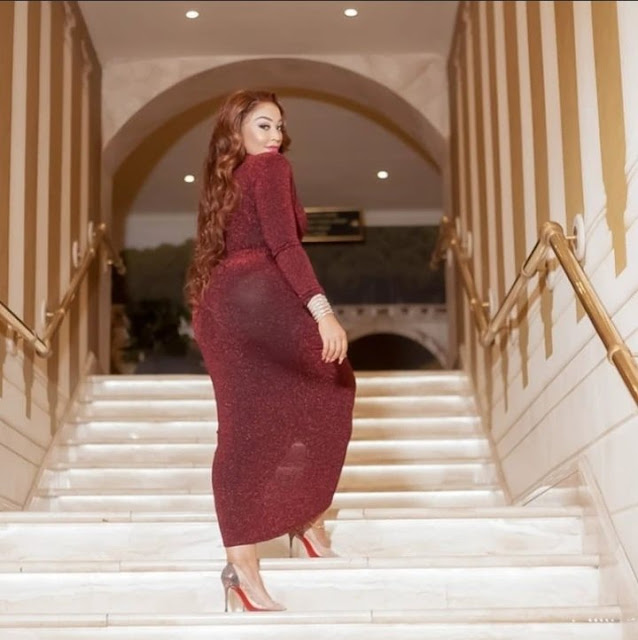 ” Nilivaa Underwear Nyeusi” Zari Hassan boasts sequin dress with black lingerie, fans can’t keep calm