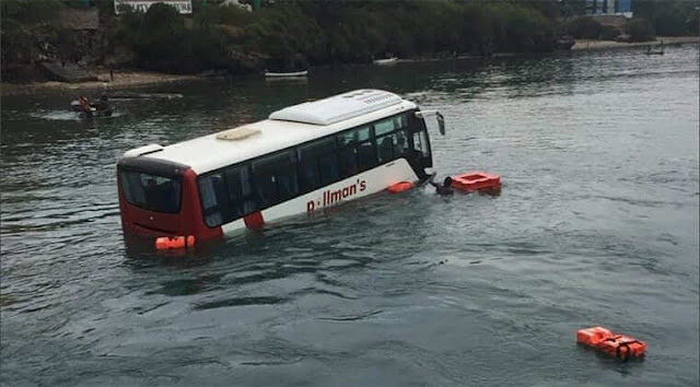 Pollman's bus fell into the Indian Ocean at the Likoni Pollman's bus fell into the Indian Ocean at the Likoni photo